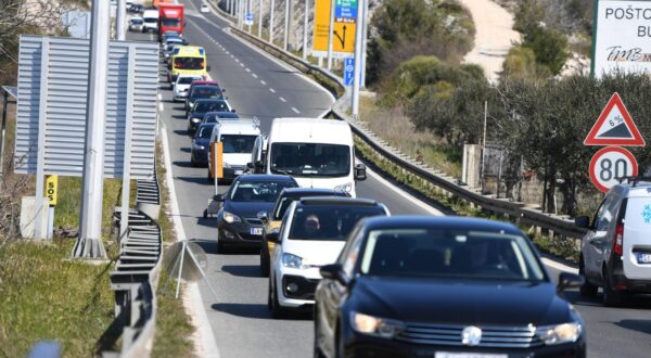 14.03.2022., Sibenik - Zbog radova na Jadranskoj magistrali kod Sibenika stvaraju se velike guzve i kolone vozila.
 Photo: Hrvoje Jelavic/PIXSELL