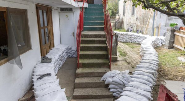 19.09.2024., Sarengrad - Reportaza iz Sarengrada. U Sarengradu postavljaju vrece za obranu od poplava, a na imanju Dinke Juricic koja je napravila besplatnu bibilioteku i nudi besplatan smjestaj putnicima, zastitili su biblioteku i postavili vrece, kako bi njeno imanje, koje se nalazi u blizini Dunava, zastitili od poplave. Photo: Borna jaksic/PIXSELL