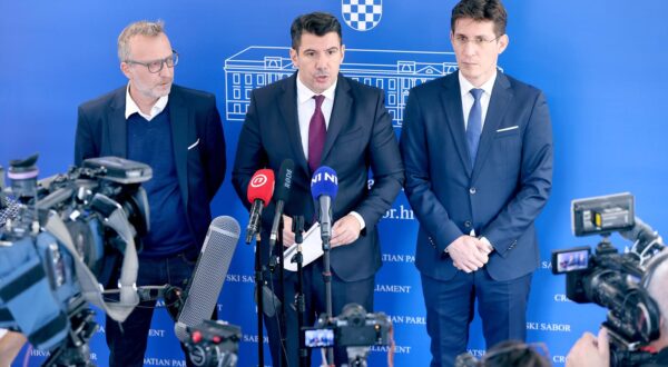 20.09.2024., Zagreb - Na konferenciji za medije Kluba zastupnika Most odrzanoj u Saboru o  temi: "Tomasevicev i Plenkovicev blagoslov zamjeni stanovnistva“ govorili su zastupnici iz Kluba. Photo: Patrik Macek/PIXSELL
