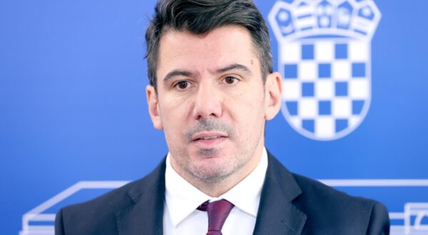 20.09.2024., Zagreb - Na konferenciji za medije Kluba zastupnika Most odrzanoj u Saboru o  temi: "Tomasevicev i Plenkovicev blagoslov zamjeni stanovnistva“ govorili su zastupnici iz Kluba. Photo: Patrik Macek/PIXSELL