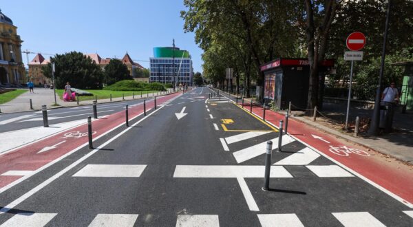 23.08.2024., Zagreb - Nova regulacija prometa u sredistu grada. Dio ceste izmedju Pravnog fakulteta i Hrvatskog narodnog kazalista na Trgu Republike Hrvatske dobio je nove dvije biciklisticke staze, svaku u jednom smjeru od Frankopanske do Gunduliceve ulice. Takodjer ispred Pravnog fakulteta veliki dio parking mjesta za automobile je ukinut te na tom mjestu stoji nova staza gdje ce se biciklisti kretati u smjeru istok-zapad. Photo: Sanjin Strukic/PIXSELL