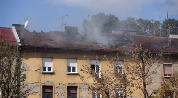 27.09.2024. Zagreb - U petak oko podneva zapalila se zgrada u Cankarevoj ulici. Pozar je ugasen a za vrijeme gasenja  ozlijedjen je jedan vatrogasac Photo: Luka stanzl/PIXSELL