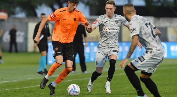 27.09.2024., stadion Subicevac, Sibenik - SuperSport HNL, 08. kolo, HNK Sibenik - NK Istra 1961. Lovre Kulusic, Matej Vuk Photo: Hrvoje Jelavic/PIXSELL
