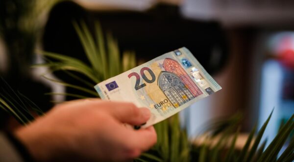 29.12.2022., Zadar -  Od 1. sijecnja 2023. euro će postati sluzbena valuta u Hrvatskoj i nakon 29 godina zamijeniti kunu.  Photo: Sime Zelic/PIXSELL