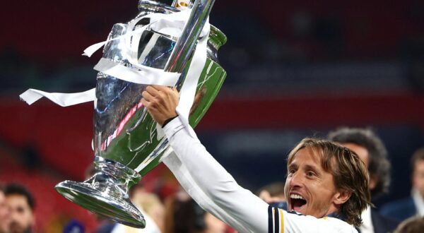Soccer Football - Champions League - Final - Borussia Dortmund v Real Madrid - Wembley Stadium, London, Britain - June 1, 2024 Real Madrid's Luka Modric celebrates with the trophy after winning the Champions League REUTERS/Hannah Mckay Photo: HANNAH MCKAY/REUTERS