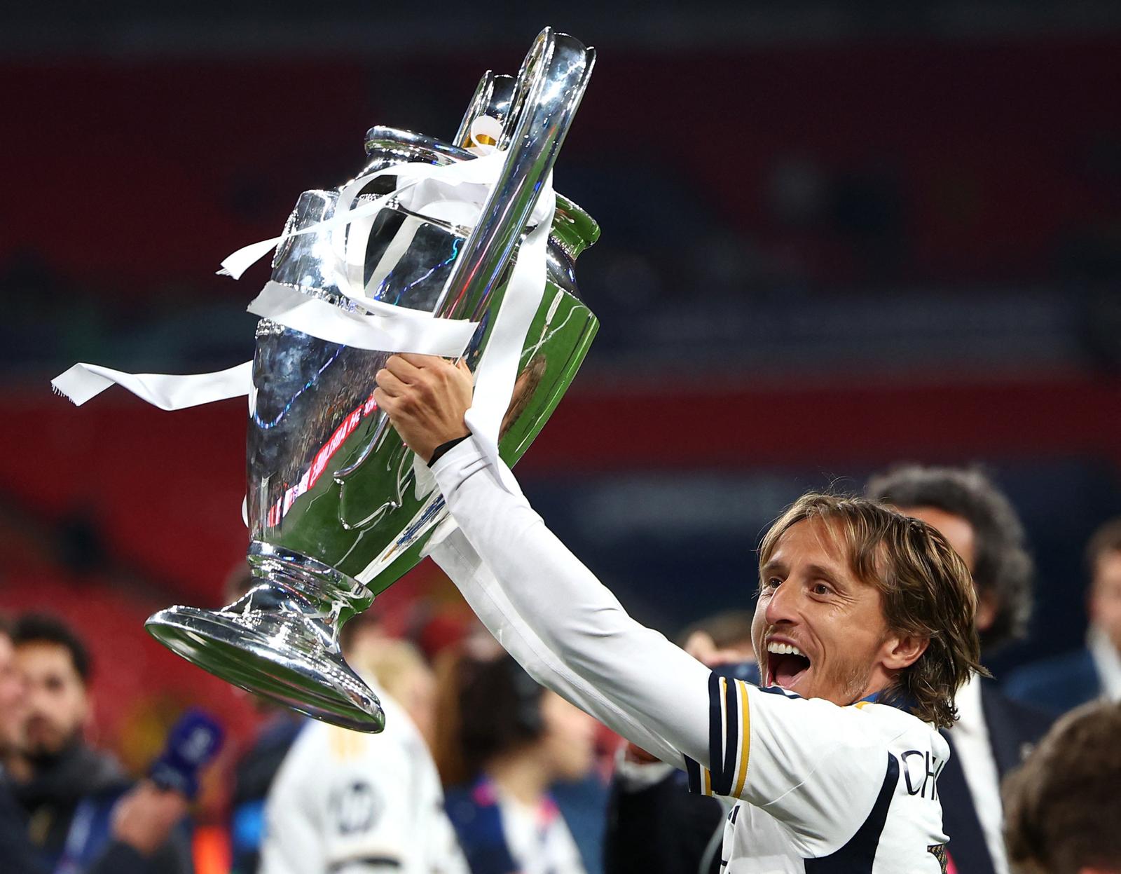 Soccer Football - Champions League - Final - Borussia Dortmund v Real Madrid - Wembley Stadium, London, Britain - June 1, 2024 Real Madrid's Luka Modric celebrates with the trophy after winning the Champions League REUTERS/Hannah Mckay Photo: HANNAH MCKAY/REUTERS