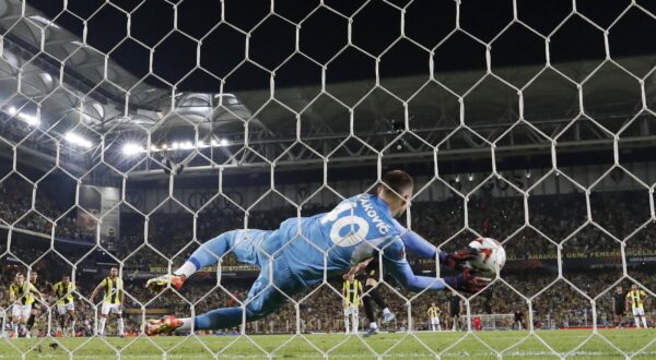 Soccer Football - Europa League - Fenerbahce v Union Saint-Gilloise - Sukru Saracoglu Stadium, Istanbul, Turkey - September 26, 2024 Fenerbahce's Dominik Livakovic saves a penalty kick missed by Union Saint-Gilloise's Franjo Ivanovic REUTERS/Murad Sezer Photo: MURAD SEZER/REUTERS