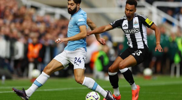 Soccer Football - Premier League - Newcastle United v Manchester City - St James' Park, Newcastle, Britain - September 28, 2024 Newcastle United's Jacob Murphy in action with Manchester City's Josko Gvardiol Action Images via Reuters/Lee Smith EDITORIAL USE ONLY. NO USE WITH UNAUTHORIZED AUDIO, VIDEO, DATA, FIXTURE LISTS, CLUB/LEAGUE LOGOS OR 'LIVE' SERVICES. ONLINE IN-MATCH USE LIMITED TO 120 IMAGES, NO VIDEO EMULATION. NO USE IN BETTING, GAMES OR SINGLE CLUB/LEAGUE/PLAYER PUBLICATIONS. PLEASE CONTACT YOUR ACCOUNT REPRESENTATIVE FOR FURTHER DETAILS.. Photo: Lee Smith/REUTERS