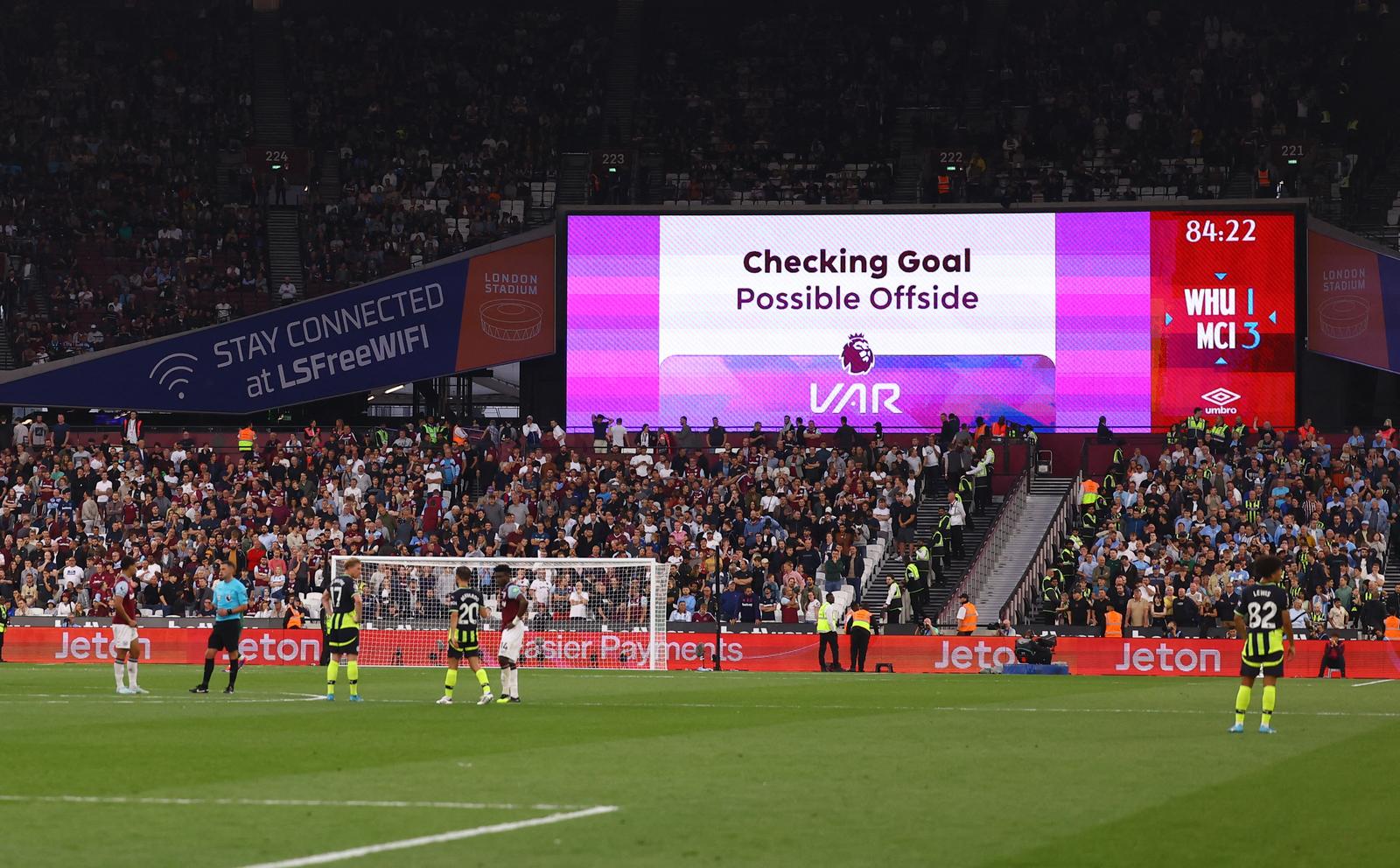 Soccer Football - Premier League - West Ham United v Manchester City - London Stadium, London, Britain - August 31, 2024 A big screen displays a VAR review message REUTERS/Hannah Mckay EDITORIAL USE ONLY. NO USE WITH UNAUTHORIZED AUDIO, VIDEO, DATA, FIXTURE LISTS, CLUB/LEAGUE LOGOS OR 'LIVE' SERVICES. ONLINE IN-MATCH USE LIMITED TO 120 IMAGES, NO VIDEO EMULATION. NO USE IN BETTING, GAMES OR SINGLE CLUB/LEAGUE/PLAYER PUBLICATIONS. PLEASE CONTACT YOUR ACCOUNT REPRESENTATIVE FOR FURTHER DETAILS.. Photo: HANNAH MCKAY/REUTERS