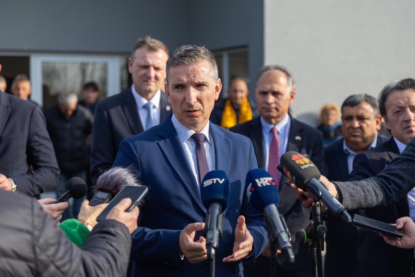 06.03.2024. Beli Manastir - Ministar regionalnoga razvoja i fondova Europske unije Sime Erlic boravio je u Vukovarsko-srijemskoj i Osjecko-baranjskoj zupaniji te je u sklopu svoga posjeta sa suradnicima obisao Romsko naselje u Dardi i Romski drustveni centar U Belom Manstiru Photo: Borna Jaksic/PIXSELL