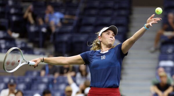 Croatia's Donna Vekic serves to China's Qinwen Zheng during their women's singles round of 16 tennis match on day seven of the US Open tennis tournament at the USTA Billie Jean King National Tennis Center in New York City, on September 1, 2024.,Image: 904003557, License: Rights-managed, Restrictions: , Model Release: no, Credit line: CHARLY TRIBALLEAU / AFP / Profimedia