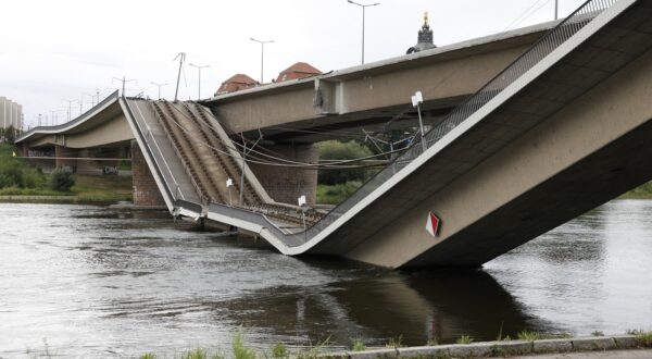 The partially collapsed Carola Bridge (Carolabruecke) on the Elbe river is pictured in the city centre of Dresden, Saxony, eastern Germany, on September 11, 2024. A roughly 100-metre (330-foot) section of the Carola Bridge, which connects Dresden's historic old town to other parts of the city, plunged into the Elbe River around 03:00 am (0100 GMT) on September 11, 2024, the Dresden fire brigade said. 
Authorities said no one was injured but there was a risk of further sections crumbling.,Image: 906591909, License: Rights-managed, Restrictions: , Model Release: no, Credit line: Odd ANDERSEN / AFP / Profimedia