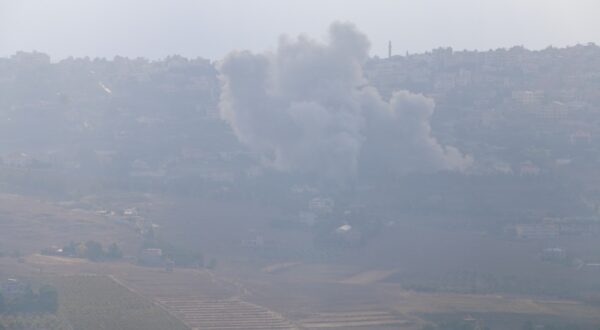 KHIAM, LEBANON - SEPTEMBER 22: Smoke rises as the Israeli army launch attack the town of Khiam in Nabatiya Governorate in southern Lebanon on September 22, 2024. Ramiz Dallah / Anadolu,Image: 910650601, License: Rights-managed, Restrictions: , Model Release: no, Credit line: Ramiz Dallah / AFP / Profimedia