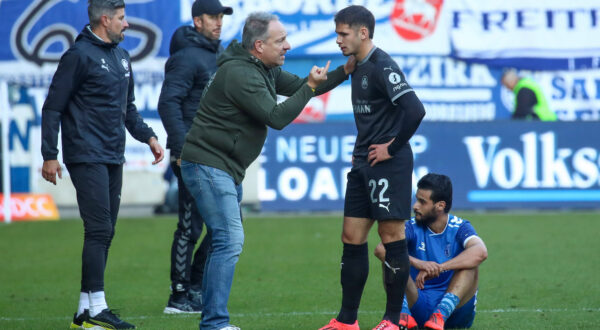 06.10.2024, xgox, Fussball - 2.Bundesliga, 1.FC Magdeburg - SpVgg Greuther Fuerth emspor, v.l. Alexander Zorniger Fuerth, Trainer, Nemanja Motika Fuerth, 22 disktutieren nach dem Spiel DFL/DFB REGULATIONS PROHIBIT ANY USE OF PHOTOGRAPHS as IMAGE SEQUENCES and/or QUASI-VIDEO Magdeburg *** 06 10 2024, xgox, Fußball 2 Bundesliga, 1 FC Magdeburg SpVgg Greuther Fuerth emspor, v l Alexander Zorniger Fuerth, Trainer , Nemanja Motika Fuerth, 22 disktutieren nach dem Spiel DFL DFB REGULATIONS PROHIBIT ANY USE OF PHOTOGRAPHS as IMAGE SEQUENCES and or QUASI VIDEO Magdeburg