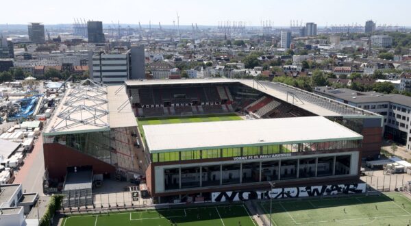 Millerntor-Stadion des FC St. Pauli von 1910 e.V., Heiligengeistfeld, Sportplätze, Kiezkicker, Fußballstadion, ehemals Wilhelm-Koch-Stadion, vorne Sigi-Platz und Dieter-Platz der Amateure Zugang Feldstraße, Hamburg 30.7.2024 *** Millerntor Stadium of FC St Pauli von 1910 e V , Heiligengeistfeld, sports fields, Kiezkicker, soccer stadium, formerly Wilhelm Koch Stadium, in front Sigi Platz and Dieter Platz of the amateurs access Feldstraße, Hamburg 30 7 2024
