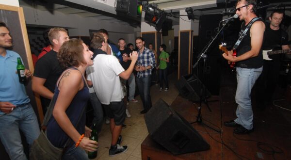 16.09.2011., Bjelovar - U nocnom klubu Klub domacini nastavljaju s ponudom dobre svirke i koncerata uzivo. Ovog puta Bjelovarcani su bili odusevljeni svirkom i nastupom Azra tribute banda Jablani, a koji su publiku podjsetili na neponovljive pjesme Branimira Johnnyja Stulica frontmana legendarnog sastava Azra. "nPhoto: Damir Spehar/PIXSELL