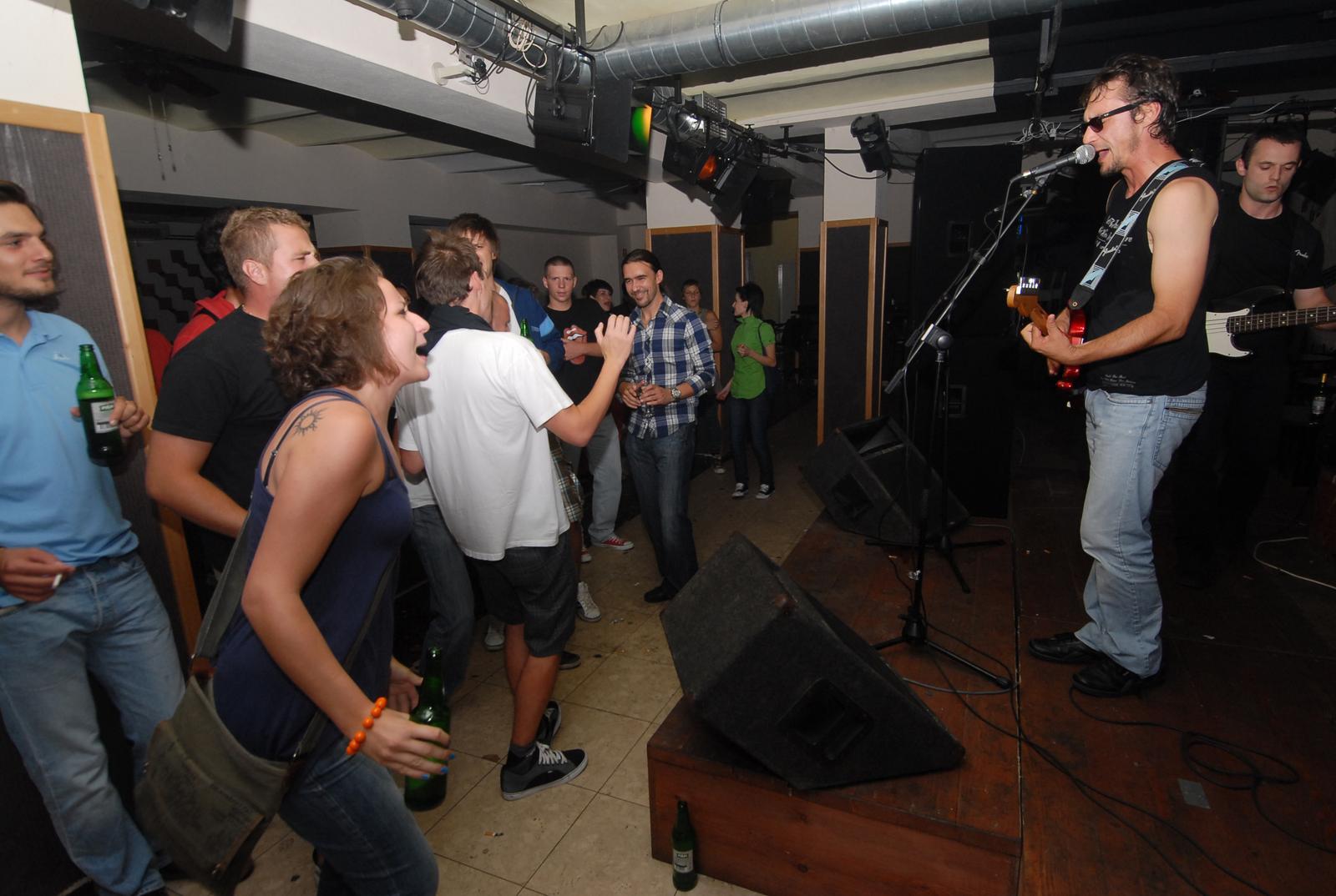 16.09.2011., Bjelovar - U nocnom klubu Klub domacini nastavljaju s ponudom dobre svirke i koncerata uzivo. Ovog puta Bjelovarcani su bili odusevljeni svirkom i nastupom Azra tribute banda Jablani, a koji su publiku podjsetili na neponovljive pjesme Branimira Johnnyja Stulica frontmana legendarnog sastava Azra. "nPhoto: Damir Spehar/PIXSELL