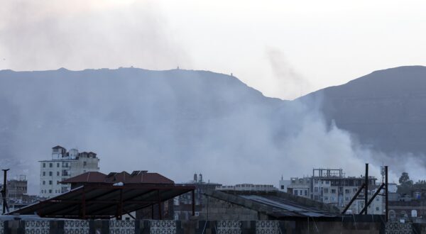 epa11642087 Smoke rises from a site following US-British airstrikes, in Sana'a, Yemen, 04 October 2024. US-British airstrikes on 04 October hit Houthi sites in three Yemeni cities, including Sana'a, Hodeidah and Dhamar, amid the escalation of the Houthi shipping attacks in the seas around Yemen and on targets in Israel, according to the Houthis-run Al-Masirah TV.  EPA/YAHYA ARHAB