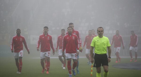 epa11646087 Players leave the pitch as the Liga Portugal soccer match between Nacional and Benfica is tnterrupted due to heavy fog, at the Madeira Stadium in Funchal, Portugal, 06 October 2024.  EPA/HOMEM DE GOUVEIA