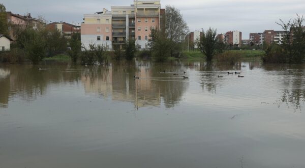 epa11670520 A flooded area due to the overflowing of a canal on the northern outskirts of Modena, Emilia-Romagna, Italy, 20 October 2024. A wave of bad weather hit Italy on 19 October prompting bad weather alerts across the country, from Emilia Romagna, where schools were closed in three provinces just a month after the region was hit by its third flood, and the northeastern Veneto region.  EPA/ELISABETTA BARACCHI