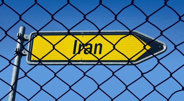 Wegweiser hinter Maschendrahtzaun mit Iran Wegweiser hinter Maschendrahtzaun mit Iran, 12.10.2024, Borkwalde, Brandenburg, In einem Wegweiser der hinter einem Maschendrahtzaun steht befindet sich der Schriftzug Iran. *** Signpost behind wire mesh fence with Iran Signpost behind wire mesh fence with Iran, 12 10 2024, Borkwalde, Brandenburg, In a signpost behind a wire mesh fence is the lettering Iran,Image: 920093438, License: Rights-managed, Restrictions: imago is entitled to issue a simple usage license at the time of provision. Personality and trademark rights as well as copyright laws regarding art-works shown must be observed. Commercial use at your own risk., Model Release: no, Credit line: Sascha Steinach / imago stock&people / Profimedia