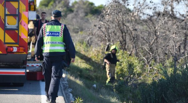11.10.2024., Sibenik - U izletanju vozila sa Jadranske magistrale na dionici ceste Sibenik-Vodice kod skretanja za Jadriju jedna osoba zatrazil lijecnicku pomoc. Photo: Hrvoje Jelavic/PIXSELL
