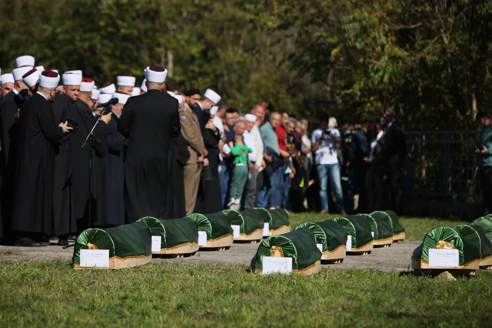 15.10.2024., Jablanica -  Klanjana kolektivna dzenaza za 19 zrtava katastrofalnih poplava        Photo: Denis Kapetanovic/PIXSELL