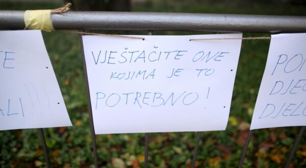 22.10.2024., Zagreb - Oko prostora skole u koju ide problematicni djecak polijepljene su brojne poruke nadleznim institucijama, a ravnatelj je zbog pritisaka na cijelu skolu podnio ostavku. Shodno tome uciteljsko vijece odlucilo je da se danas nece odrzavati nastava. Photo: Zeljko Lukunic/PIXSELL