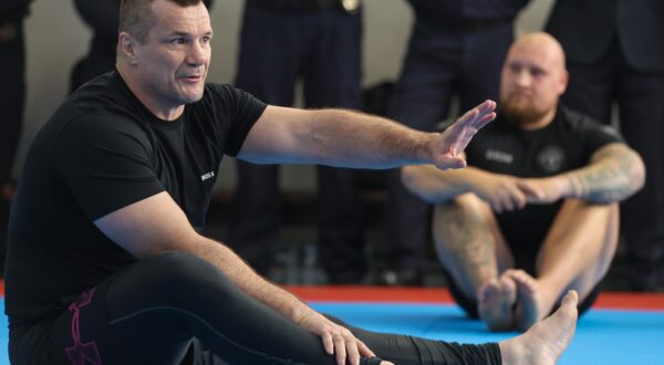 23.10.2024., Zagreb - U Policijskoj akademiji "Prvi hrvatski redarstvenik" potpisan je ugovor o volontiranju izmedju Ministarstva unutarnjih poslova Republike Hrvatske i Mirka "Cro Cop" Filipovica. Nakon potpisivanja ugovora odrzan je ogledni trening Mirka Filipovica s pripadnicima specijalne i interventne policije. Mirko Filipovic Photo: Sanjin Strukic/PIXSELL