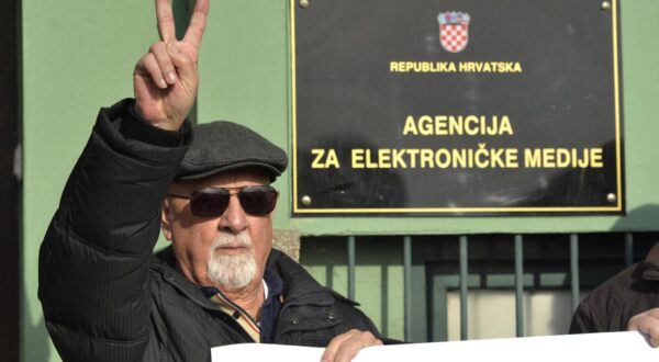 26.01.2016., Zagreb - Prosvjed ispred Agencije za elektronicke medije protiv suspenzije Z1 televizije. Prosvjednici su se okupili na Trgu Nevenke Topalusic odakle su pjesice krenuli prema Agenciji za elektronicke medije. Photo: Marko Lukunic/PIXSELL