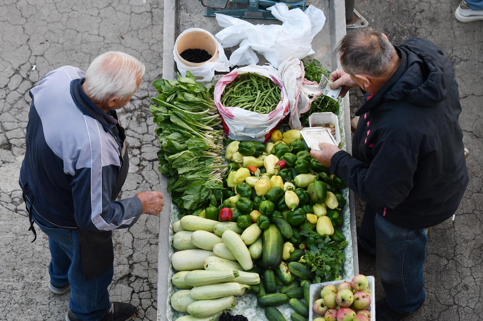 14.09.2024., Sibenik - Ponuda voca i povrca na sibenskoj gradskoj trznici. Photo: Hrvoje Jelavic/PIXSELL