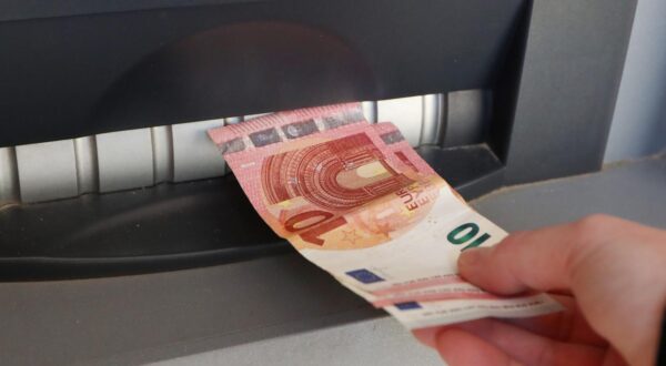 01.01.2023., Sibenik - Zakljucno s 15. sijecnjem, traje mjera obustave naplate naknade za podizanje gotovine debitnim karticama na bankomatima drugih banaka a od 16. sijecnja u ponoc gradjani mogu podizati gotov novac u eurima bez naknade iskljucivo na bankomatima svojih banaka. Photo: Dusko Jaramaz/PIXSELL
