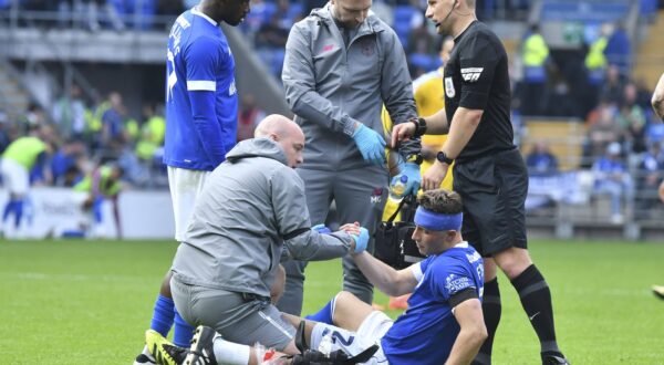 Football - 2024 / 2025 EFL Sky Bet Championship - Cardiff City vs Leeds United - Cardiff City Stadium - Saturday 21st September 2024 Will Fish CARDIFF CITY is helped up by the medial assistant wearing a head bandage, after receiving treatment for injury COLORSPORT / Winston Bynorth,Image: 910490219, License: Rights-managed, Restrictions: PUBLICATIONxNOTxINxUK, Model Release: no, Credit line: IMAGO / imago sportfotodienst / Profimedia