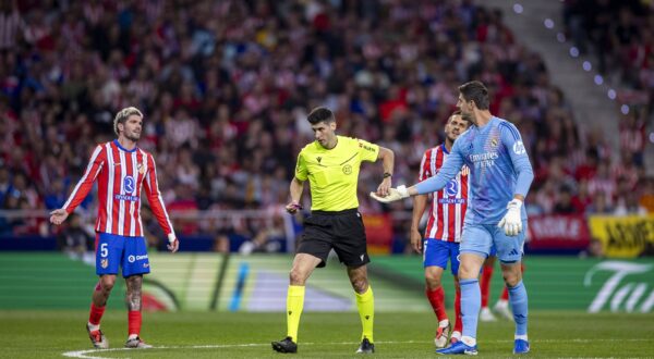 Thibaut Courtois of Real Madrid CF seen showing to the referee an object launched by Atletico Madrid fans during the LaLiga EA Sports match between Atletico de Madrid and Real Madrid CF at CĂ­vitas Metropolitano on September 29, 2024 in Madrid, Spain. Photo by: LGM / Panoramic FOOTBALL : Atletico de Madrid vs Real Madrid CF - LaLiga EA Sports - 29/09/2024 LGM/Panoramic,Image: 914061124, License: Rights-managed, Restrictions: PUBLICATIONxNOTxINxFRAxBEL, Model Release: no, Credit line: IMAGO / imago sportfotodienst / Profimedia