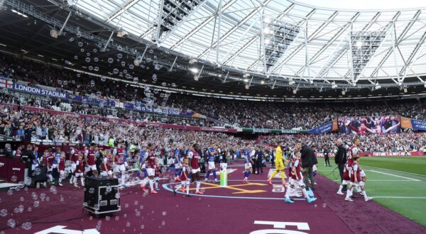 The teams take to the pitch amongst a sea of bubbles at the West Ham United v Ipswich Town EPL match, at the London Stadium, London, UK on 5th October, 2024.,Image: 917248678, License: Rights-managed, Restrictions: PUBLICATIONxNOTxINxUK, Model Release: no, Credit line: Paul Marriott / imago sportfotodienst / Profimedia