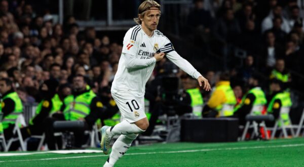Real Madrid CF vs FC Barcelona, Barca - LaLiga EA Sports MADRID, SPAIN, OCTOBER 26: Luka Modric of Real Madrid CF during the LaLiga EA Sports match between Real Madrid CF and FC Barcelona at Estadio Santiago Bernabeu on October 26, 2024 in Madrid, Spain. Madrid Estadio Santiago Bernabeu Madrid Spain Copyright: xAlexxPerezx RealMadridFCBarcelona-26oct076,Image: 926884728, License: Rights-managed, Restrictions: , Model Release: no, Credit line: Alex Perez / imago sportfotodienst / Profimedia