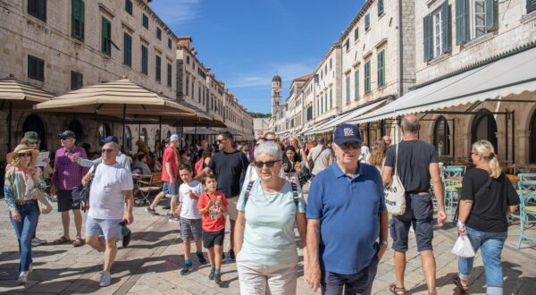 07.10.2024., Stara Gradska jezgra, Dubrovnik - Prepuna gradska jezgra. Velik broj turista u obilasku gradskih znamenitosti.
PHOTO: Grgo Jelavic/PIXSELL
 Photo: Grgo Jelavic/PIXSELL