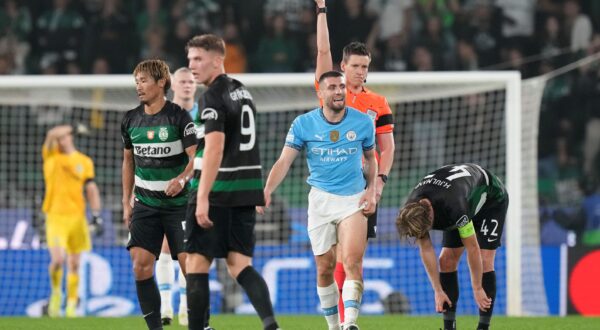Manchester City's Mateo Kovacic, center, receives a yellow card during the UEFA Champions League opening phase match between Sporting and Manchester City in Lisbon, Portugal, Tuesday, Nov. 5, 2024. (AP Photo/Armando Franca) Portugal Soccer Champions League