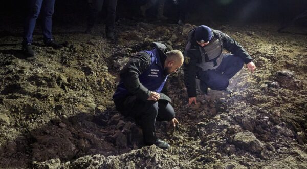 epa11700317 Experts inspect the site of a Russian glide bomb strike on a residential area in Kharkiv, Ukraine, early 04 November 2024, amid the Russian invasion. At least 14 people were injured as a result of a glide bomb attack on a supermarket in Kharkiv according to Ukraine’s National Police.  EPA/SERGEY KOZLOV