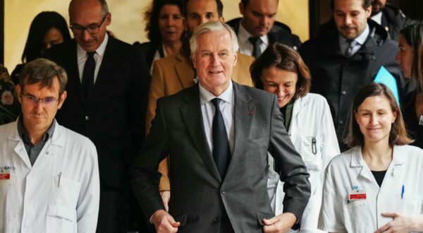 epa11740111 French Prime Minister Michel Barnier (C) walks with medical staff as he visits the 'House of Women of the AP-HP' ('Maison des Femmes de l'Assistance Publique - Hopitaux de Paris'), as part of events commemorating the International Day for the Elimination of Violence Against Women, in Paris, France, 25 November 2024. The International Day for the Elimination of Violence Against Women is marked annually on 25 November, with this year's theme being 'Every 10 Minutes, a woman is killed. #NoExcuse. UNiTE to End Violence against Women'.  EPA/DIMITAR DILKOFF / POOL  MAXPPP OUT