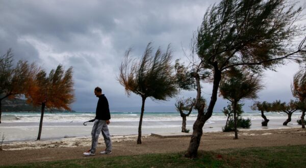 12.11.2019., Omis - Jako jugo izazvalo velike poplave na omiskoj plazi.rrPhoto: Milan Sabic/PIXSELL