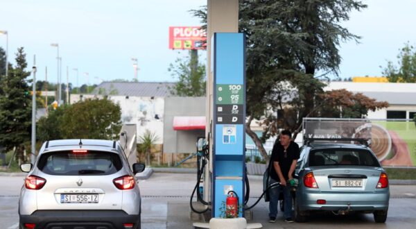 09.05.2023.,Sibenik- Cijene goriva na benzinskim pumpama u Hrvatskoj i dalje su u padu a od danas su 1,32 EUR/l (9,95 kn/l) za benzinsko gorivo (smanjenje 0,08 EUR/l),1,23 EUR/l (9,27 kn/l) za dizelsko gorivo (smanjenje 0,08 EUR/l), 0,73 EUR/l (5,50 kn/l) za plavi dizel (smanjenje 0,08 EUR/l), 1,04 EUR/kg (7,84 kn/kg) UNP za spremnike (smanjenje 0,20 EUR/kg), 1,60 EUR/kg (12,06 kn/kg) UNP za boce (smanjenje 0,20 EUR/kg). Photo: Dusko Jaramaz/PIXSELL