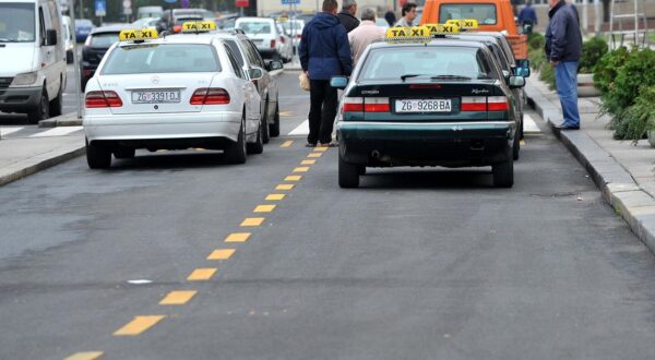 14.10.2010., Zagreb - Glavni kolodvor, zagrebacki Taksisti strajkaju jer dolazi konkurencija Cammeo koji ce srusit cijene usluge. Taksisti za vrijeme strajka voze stare i nemocne, te bolesne i trudnice i to besplatno.r"nPhoto: Marko Lukunic/PIXSELL