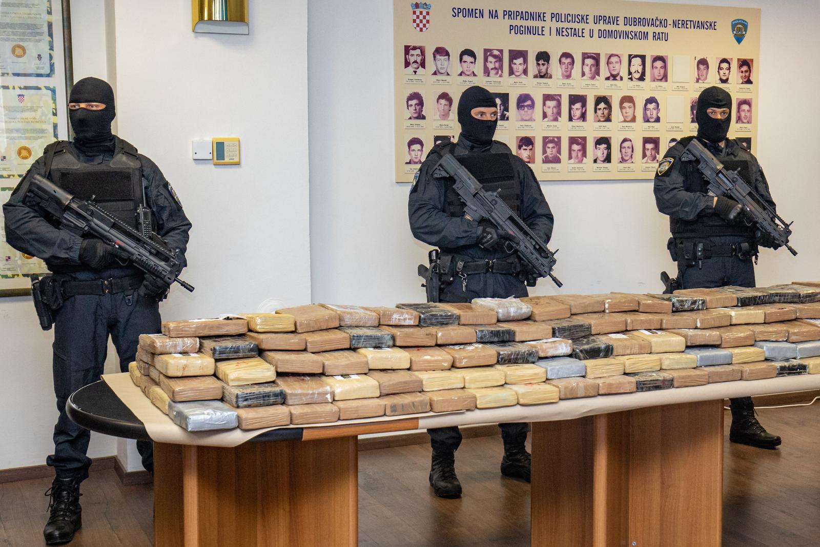 14.04.2021., Dubrovnik - U policijskoj postaji Vila Palma odrzana je konferencija za medije o rekordnoj zaplijeni kokaina u Luci Ploce. Zaplijenjeno je 574,8 kilograma kokaina koji je dopremljen u kontejneru banana. Photo: Grgo Jelavic/PIXSELL