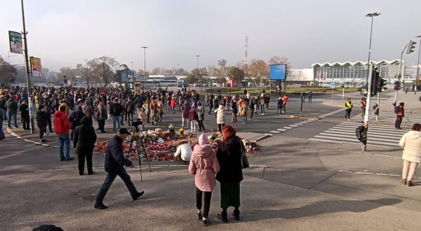 17.11.2024., Novi Sad - Kod Zeljeznicke stanice održan prosvjed za odgovornost zbog smrti 14 ljudi pri padu nadstresnice ulaza.  Photo: S.S/ATAImages/PIXSELL