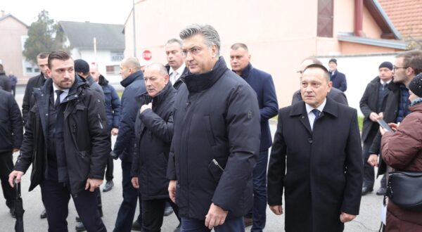 18.11.2024., Vukovar - u Vukovaru se obiljezava 33. godisnjica vukovarske tragedije i stradanja u Domovinskom ratu. Okupljanje drzavno vrha i uzvanika u krugu bolnice od kud krece kolona sjecanja prema Memorijalnom groblju. Photo: Borna jaksic/PIXSELL