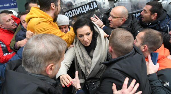 21, November, 2024, Novi Sad - Representatives of the opposition and citizens gathered, for the third day in a row, in front of the Prosecutor's Office building in Novi Sad, which they blocked, and at the very beginning there was a push with the police. Marinika Tepic. Photo: L. L./ATAImages

21, novembar, 2024, Novi Sad - Predstavnici opozicije i gradjani okupili su se, treci dan zaredom, ispred zgrade Tuzilastva u Novom Sadu koju su blokirali, a na samom pocetku došlo je do guranja sa policijom. Photo: L. L./ATAImages Photo: L. L./ATAImages/PIXSELL