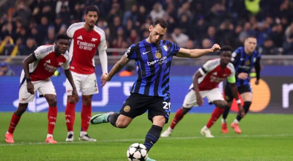 Soccer Football - Champions League - Inter Milan v Arsenal - San Siro, Milan, Italy - November 6, 2024 Inter Milan's Hakan Calhanoglu scores their first goal from the penalty spot REUTERS/Claudia Greco Photo: CLAUDIA GRECO/REUTERS