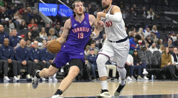 Nov 9, 2024; Inglewood, California, USA; Toronto Raptors center Jakob Poeltl (19) is defended by Los Angeles Clippers center Ivica Zubac (40) as he drives to the basket in the first half at Intuit Dome. Mandatory Credit: Jayne Kamin-Oncea-Imagn Images Photo: Jayne Kamin-Oncea/REUTERS
