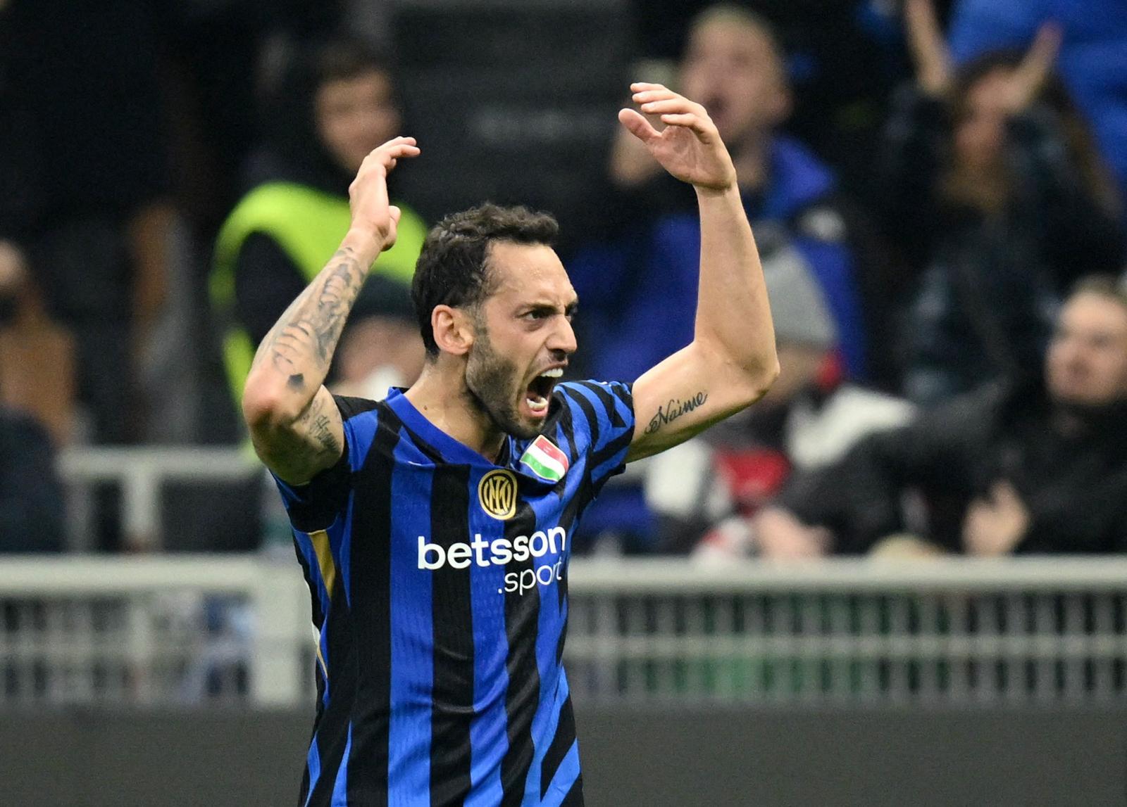 Soccer Football - Serie A - Inter Milan v Napoli - San Siro, Milan, Italy - November 10, 2024 Inter Milan's Hakan Calhanoglu celebrates scoring their first goal REUTERS/Daniele Mascolo Photo: Daniele Mascolo/REUTERS
